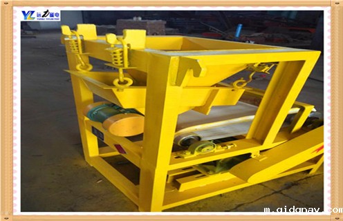 　寒冷冬季干式磁选机我们为什么要更注重保养,我们都知道,要想延长设备的使用期限就必须注重对设备的保养,那么在众行业中我们广泛使用的干式磁选机设备日常中应该怎样维护呢,尤其是到了寒冷的冬天,今天taptap安装包入口小编给大家讲解一下这一问题.  　　1.关于干式磁选机在冬季使用磨损最为快些,长期的使用悬挂式永磁干式磁选机设备可能会对干式磁选机造成磨损,造成磁力脱落下降,如有发现请及时的清理并且重新充磁及更换.电机带动的皮带是传动装置,如果皮带磨损严重会造成除铁效率低下,所以严重磨损的请更换新型干式磁选机.