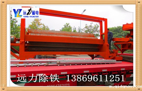 　锰矿全自动湿式磁选机是针对弱磁性矿物研发而成的永磁设备,磁性材料采用钕铁硼,所以该设备磁性大,最高场强可达到16000高斯,不易退磁处理量大.taptap安装包入口生产的锰矿全自动湿式磁选机在菱锰矿石的选矿提纯方面采用磁选的选矿方式,具有其他选矿方法所不能代替的选矿优势,是分选锰矿和其他弱磁性矿石的理想的选矿设备.  　　1.锰矿全自动湿式磁选机优势  　　1.1具有较高磁感应强度,磁系全部使用钕铁硼磁性材料,能实现较高的回收率,以达到粗选或扫选的目的  　　1.2小极距.多磁极交变磁系设计,能在选矿过程中有效防止机械夹杂  　 1.3根据物料特点及选矿要求可选择顺流.逆流.半逆流槽体  　　1.4活动式槽体,能根据物料的变化方便调整磁滚筒与槽体间的排矿间距,进而调整精矿品位及设备处理量  　 1.5精矿排矿可使用高压水冲或毛刷卸矿两种方式,以实现强磁性矿物有效卸矿