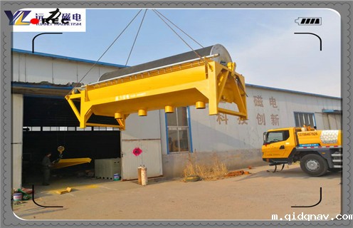 　　干式永磁高梯度磁选机，该机有内外两个永磁磁系，两磁系之间的分选间隙可以调节。工作时，经过叶轮分散的干燥物料随叶轮风力带人磁选机的分选空间，非磁性物随自身的轨迹抛落出去，磁性物吸附于钢板网介质上，随介质转动离开分选空间并在磁介质的振动下脱落。机械振动能提高物料分选精度，筒式可以避免物料的机械夹杂。该机用于钾长石除铁时。给料粒度为-0.045mm，经分选后含Fe2O3含量从0.27%降至0.18%，除铁效果明显。  　　一、干式永磁高梯度磁选机磁化系数  　　1、矿粒物理性质(矿粒大小、比磁化系数)已定的情况下，取决于矿粒所在位置的磁场梯度。磁场梯度简单说是表征磁场均匀度的物理量，梯度越高磁场变化越剧烈，矿粒两端所受背景场变化越大。  　　2、从而使得矿粒两端的感应场差值就越大，贵州高梯度磁选机，贵州高梯度磁选机，贵州高梯度磁选机，矿粒所受的磁场力也就也大。  　　3、这就是为什么现在市面上设备动不动就说是高梯度磁选机的原因。以上有点类似于电伤人是电压伤人还是电流伤人的问题。所以能否构建高梯度磁场才是决定强磁除铁器“成败”的关键所在!